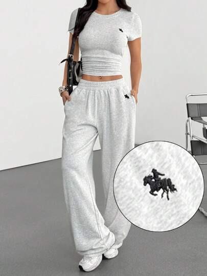 SHEIN EZwear مجموعة ملابس علوية وبنطال رمادي للنساء مطرزة، الأعلى بأكمام قصيرة والبنطال مجموعة ملابس منزلية