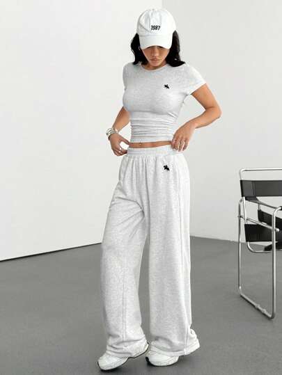 SHEIN EZwear مجموعة ملابس علوية وبنطال رمادي للنساء مطرزة، الأعلى بأكمام قصيرة والبنطال مجموعة ملابس منزلية