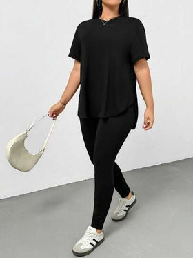 SHEIN Essnce مجموعة قطعتين من قميص أسود قصير الأكمام وسروال ليجنز للنساء ذوات الحجم الكبير، ملابس رياضية كاجوال مريحة وأساسية وقابلة للتنوع، ملابس مناسبة للصيف والخروج والمناسبات والطراز الأدنى، ملابس للنساء