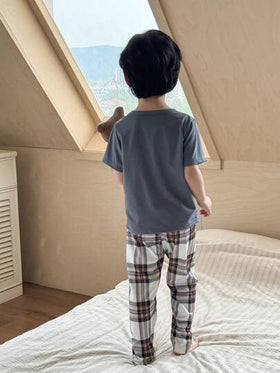 SHEIN Genkimix Kids مجموعة ملابس علوية كاجوال قصير الأكمام برسوم الدب وشورت كاروهات لجميع الأطفال الرضع , ملابس منزلية