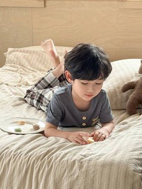 SHEIN Genkimix Kids مجموعة ملابس علوية كاجوال قصير الأكمام برسوم الدب وشورت كاروهات لجميع الأطفال الرضع , ملابس منزلية
