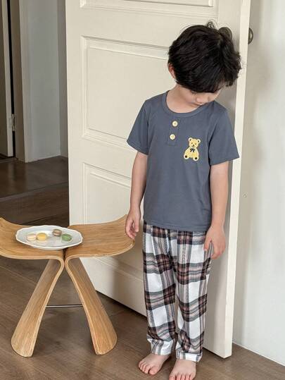 SHEIN Genkimix Kids مجموعة ملابس علوية كاجوال قصير الأكمام برسوم الدب وشورت كاروهات لجميع الأطفال الرضع , ملابس منزلية