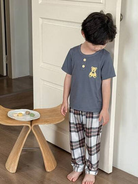 SHEIN Genkimix Kids مجموعة ملابس علوية كاجوال قصير الأكمام برسوم الدب وشورت كاروهات لجميع الأطفال الرضع , ملابس منزلية