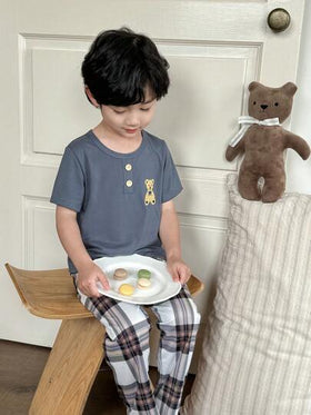 SHEIN Genkimix Kids مجموعة ملابس علوية كاجوال قصير الأكمام برسوم الدب وشورت كاروهات لجميع الأطفال الرضع , ملابس منزلية