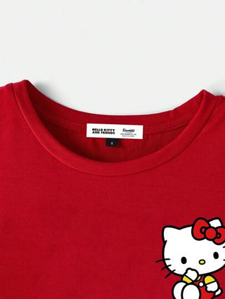 HELLO KITTY AND FRIENDS |  تي شيرت نساء بتصميم كرتوني مطبوع بخطوط واسعة ذو ياقة دائرية وأكمام قصيرة، لون أحمر، مناسب للصيف