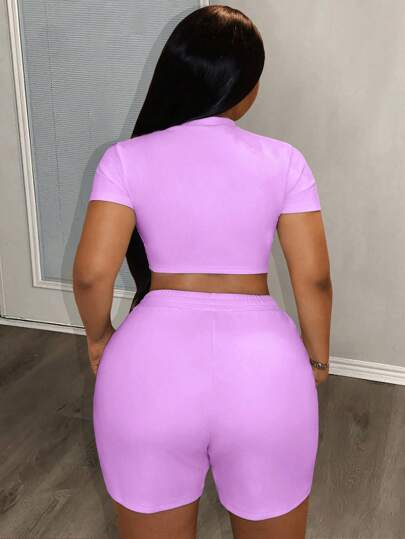 Slaydiva بلوزة رياضية قصيرة الأكمام بطبعة شعار وعبارة باللون الزهري بنمط سبورت كاجوال بسيط ، وشورت ربع بنطلون باللون الأخضر النعناعي طقم نسائي قطعتين - أ