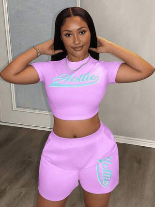 Slaydiva بلوزة رياضية قصيرة الأكمام بطبعة شعار وعبارة باللون الزهري بنمط سبورت كاجوال بسيط ، وشورت ربع بنطلون باللون الأخضر النعناعي طقم نسائي قطعتين - أ