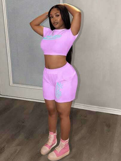 Slaydiva بلوزة رياضية قصيرة الأكمام بطبعة شعار وعبارة باللون الزهري بنمط سبورت كاجوال بسيط ، وشورت ربع بنطلون باللون الأخضر النعناعي طقم نسائي قطعتين - أ