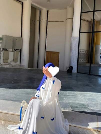 عباءة بتفاصيل فيونكة وياقة دائرية ، محتشمة