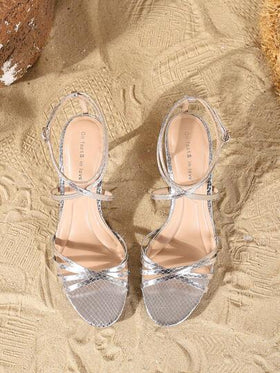 On feet& in love صنادل نسائية أنيقة وعصرية ذات كعب عالٍ وفتحة للأصابع مع حزام متقاطع، مناسبة للفساتين في الصيف
