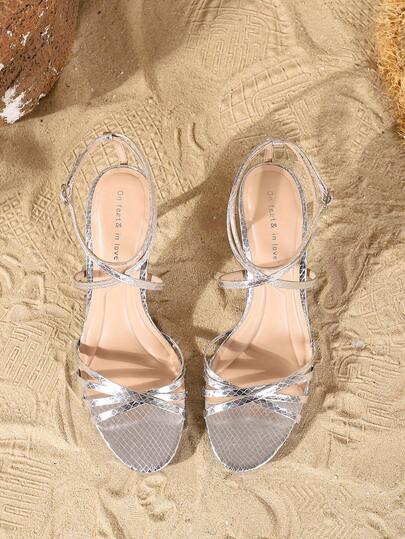 On feet& in love صنادل نسائية أنيقة وعصرية ذات كعب عالٍ وفتحة للأصابع مع حزام متقاطع، مناسبة للفساتين في الصيف