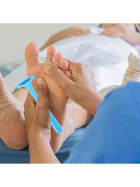 قاطع بشرة القدم قطعة واحدة، أداة رعاية قدم احترافية لإزالة البشرة الميتة والندوب والكعوب المتشققة، مناسبة للاستخدام المنزلي. هذه الأداة هي خيار مثالي لإزالة البشرة المتصلبة والتشققات والبشرة الجافة. مصنوعة من مواد بلاستيكية، محمولة وسهلة الاستخدام، الل...