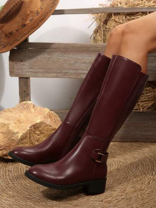 موديل السنة 2024 من الأحذية الرياضية ذات التصميم الأنيق مع إبزيم، على الطراز البريطاني قصير وممشوق طويل فوق الركبة، باللون البني للنساء