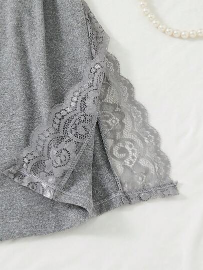قميص نوم رومانسي بفتحة جانبية مزين بالدانتيل والفيونكة قطعتان