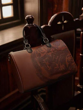 HARRY POTTER X SHEIN حقيبة بوسطن ذات سعة كبيرة مزينة بنمط هوجوارتس، حقيبة سفر بسعة كبيرة (مع حزام كتف طويل قابل للفصل)، مناسبة للعمل والمدرسة والنزهات والرحلات، للنساء والرجال والطلاب