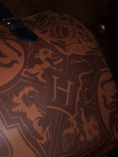 HARRY POTTER X SHEIN حقيبة بوسطن ذات سعة كبيرة مزينة بنمط هوجوارتس، حقيبة سفر بسعة كبيرة (مع حزام كتف طويل قابل للفصل)، مناسبة للعمل والمدرسة والنزهات والرحلات، للنساء والرجال والطلاب