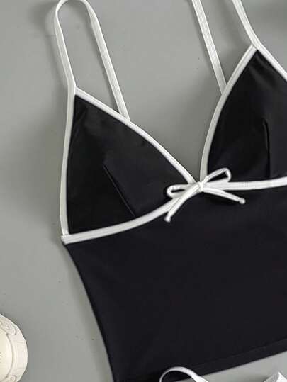 طقم تانكيني حريمي Swim Mod مجموعة بكيني موضة بتصميم بسيط مكونة من ملابس علوية موديل تانكيني باللون المتباين المثلثي ومع أسفل مثلثي مربوط جانبيًا، طقم ملابس سباحة
