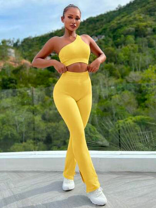 SHEIN Sport Studio بدلة رياضية للنساء تتكون من ملابس علوية بدون أكمام عنق غير متماثل لون واحد وبنطلون طويل ذات طابع بسيط
