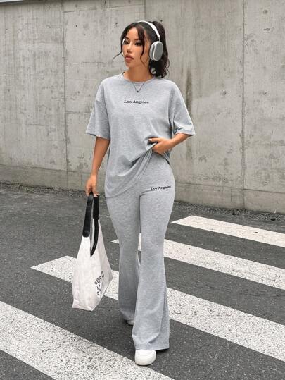 طقم حريمي قطعتين EZwear مجموعة تي شيرت بطبعة حرفية و بنطلون واسع بنصل الكتف للنساء