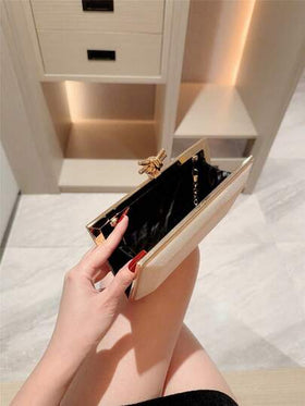 1 حقيبة كلاتش صندوق صغيرة بتصميم بسيط، حقيبة مسائية فاخرة مصممة من معدن ، حقيبة صغيرة أنيقة ولامعة للاستخدام المسائي، مناسبة للحفلات الراقية والزفاف الرومانسي والحفلات الرسمية، وتستخدم كهدية عيد ميلاد/عطلة، مع سلسلة كتف قابلة للفصل