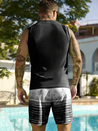 Manfinity Swimmode مجموعة من سترة بلا أكمام مطبوع عليها حروف مع سروال سباحة قصير 2 قطعة للرجال في الصيف والعطلات، طراز هاواي