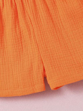 SHEIN قطعتان قميص أكمام قصيرة قطنية وشورت بتصميم بسيط أنيق للفتى الصغير، مناسبة للاستخدام اليومي، المدرسة، النزهات، اللعب، الخروج صيف/ربيع، العطلات، السفر، الاسترخاء، التشمس