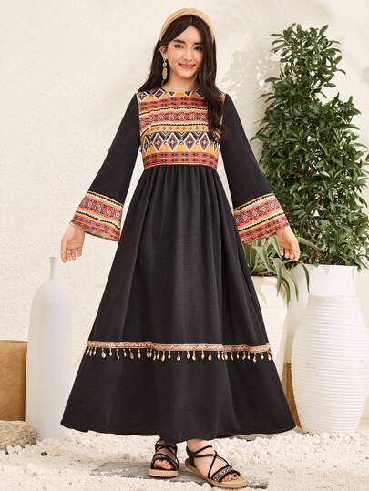 SHEIN فستان كاجوال بأكمام طويلة مطبوع مقسم ومزخرف بالشرابات للمراهقات