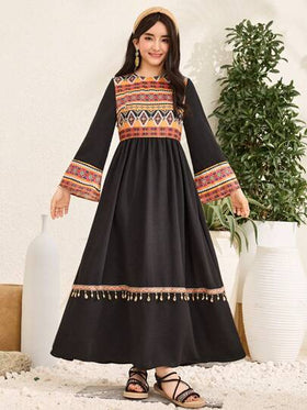 SHEIN فستان كاجوال بأكمام طويلة مطبوع مقسم ومزخرف بالشرابات للمراهقات