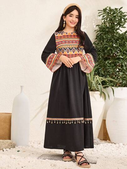 SHEIN فستان كاجوال بأكمام طويلة مطبوع مقسم ومزخرف بالشرابات للمراهقات