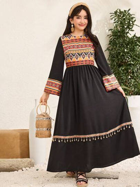 SHEIN فستان كاجوال بأكمام طويلة مطبوع مقسم ومزخرف بالشرابات للمراهقات