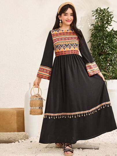 SHEIN فستان كاجوال بأكمام طويلة مطبوع مقسم ومزخرف بالشرابات للمراهقات