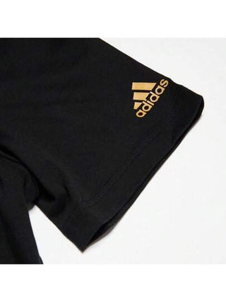 Adidas تي شيرت رياضة كم قصير مطبوع عليها شعار للأزواج الخاليين من الهموم : HE7349