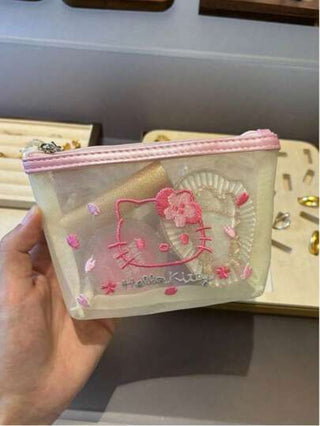Sanrio 1 حامل رف لتخزين فوط /أكواب من سانريو هيلو كيتي ، بطراز بوهيمي ، حقيبة صحية للنساء ، إمدادات الطمث المحمولة للفتيات/النساء ، حقيبة مستحضرات التجميل ، منظم المناديل/الفوط [لون عشوائي للحروف على الحقيبة]