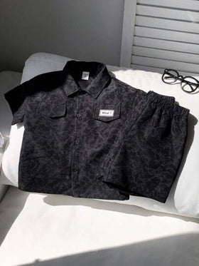 SHEIN مجموعة قميص وشورت 2 قطعة للأولاد الصغار بتصميم كاجوال مريح وفضفاض بأكمام قصيرة ناعمة، مناسبة للربيع/الصيف، لارتداء يومي، رياضة، خروجات، المدرسة، الحفلات، التصوير، بأسلوب كوري إطلالة منسقة للأولاد الصغار