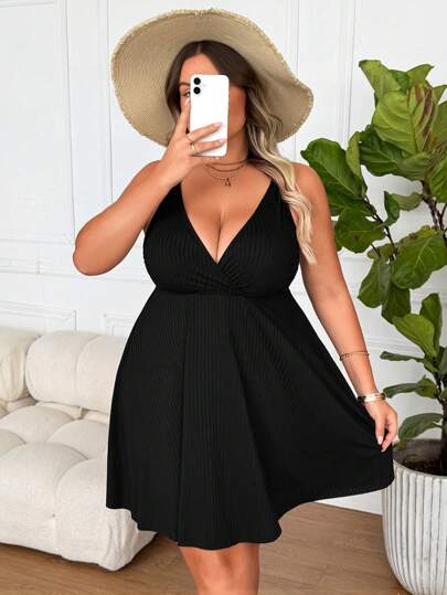 SHEIN CURVE+ بدلة سباحة بمجموعة من الفتحة على شكل حرف V والقميص المخطط العريض وتنورة طويلة فضفاضة، مقاس كبير، للاستخدام اليومي والعطلات على الشاطئ