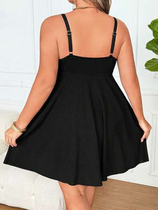 SHEIN CURVE+ بدلة سباحة بمجموعة من الفتحة على شكل حرف V والقميص المخطط العريض وتنورة طويلة فضفاضة، مقاس كبير، للاستخدام اليومي والعطلات على الشاطئ
