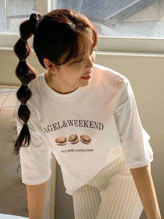 DAZY تي شيرت ذو كتف منخفض بطباعة شعار BAGEL&WEEKEND OUT FOR A GOOD TIME