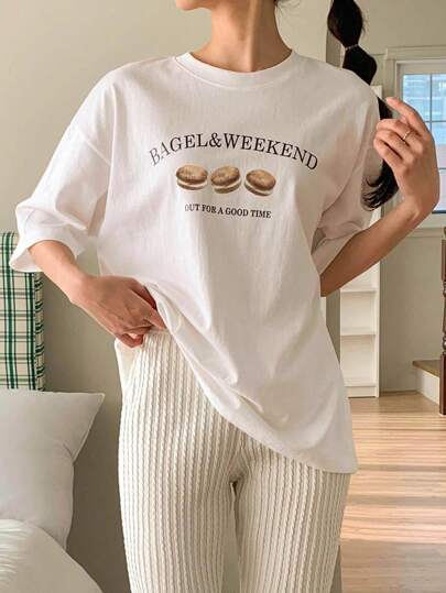 DAZY تي شيرت ذو كتف منخفض بطباعة شعار BAGEL&WEEKEND OUT FOR A GOOD TIME