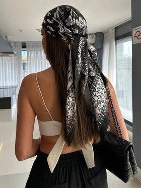 وشاح مربع كبير الحجم من الساتان بطبعة البيضاء والسوداء بطراز البيزلي، ناعم وحريري، يمكن استخدامه كعصابة للرأس أو وشاح للرقبة، مناسب للفساتين