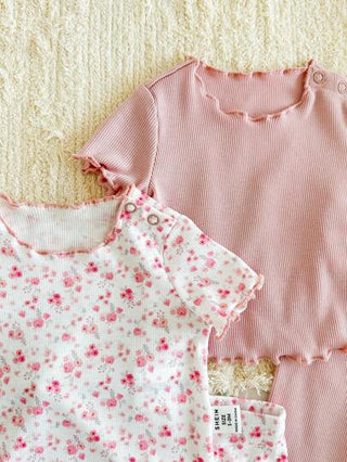 SHEIN مجموعة بنات حديثي الولادة مكونة من 4 قطع؛ ملابس علوية بياقة دائرية ناعمة مريحة بأكمام قصيرة ومطرزة بحشوة الكشكشة الملونة، ومع بنطلون متناسق