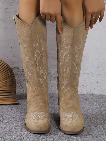 بوت غربية جديدة للنساء بطراز أمريكي كلاسيكي، مطرزة بالتطريز على جلد الغزال الصناعي، أصبع قدم مدبب، سحاب جانبي للارتداء والخلع السهل، بوت غرب عالية بتطريز أنيق وبكعب كتلة عالي، بوت تشيلسي عصرية وبطابع بانك
