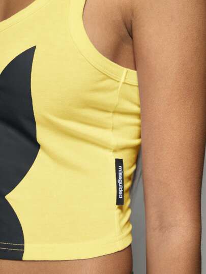 Missguided x Playboy MISSGUIDED بلايز فوقي أرياضي بطبعة شعار الأرنب المرح، بظهر سباق، للتدريب الرياضي، صيفي بلا أكمام، مقصر، عصري، للمهرجانات، لملابس الشارع