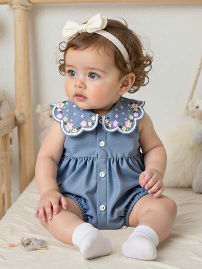 SHEIN Playful Pals رومبير رضع بناتية كاجوال للاستخدام اليومي، بياقة مكشكشة زرقاء مطرزة بزهور، بدون أكمام، مناسبة للخروجات أو الارتداء المريح والمتعدد الاستخدامات
