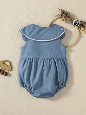 SHEIN Playful Pals رومبير رضع بناتية كاجوال للاستخدام اليومي، بياقة مكشكشة زرقاء مطرزة بزهور، بدون أكمام، مناسبة للخروجات أو الارتداء المريح والمتعدد الاستخدامات