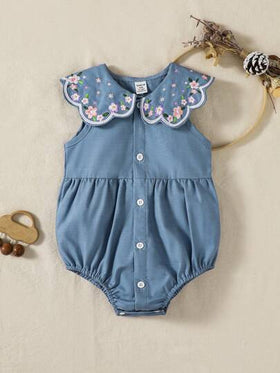 SHEIN Playful Pals رومبير رضع بناتية كاجوال للاستخدام اليومي، بياقة مكشكشة زرقاء مطرزة بزهور، بدون أكمام، مناسبة للخروجات أو الارتداء المريح والمتعدد الاستخدامات