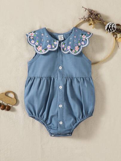 SHEIN Playful Pals رومبير رضع بناتية كاجوال للاستخدام اليومي، بياقة مكشكشة زرقاء مطرزة بزهور، بدون أكمام، مناسبة للخروجات أو الارتداء المريح والمتعدد الاستخدامات