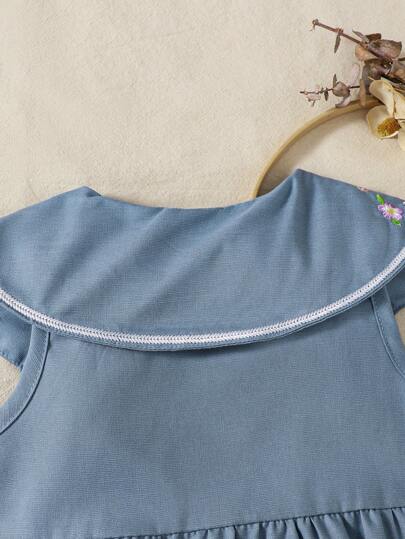 SHEIN Playful Pals رومبير رضع بناتية كاجوال للاستخدام اليومي، بياقة مكشكشة زرقاء مطرزة بزهور، بدون أكمام، مناسبة للخروجات أو الارتداء المريح والمتعدد الاستخدامات