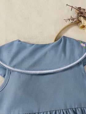 SHEIN Playful Pals رومبير رضع بناتية كاجوال للاستخدام اليومي، بياقة مكشكشة زرقاء مطرزة بزهور، بدون أكمام، مناسبة للخروجات أو الارتداء المريح والمتعدد الاستخدامات