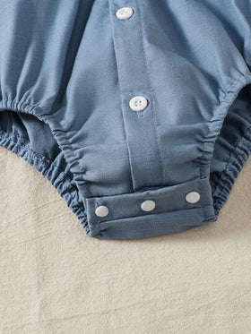 SHEIN Playful Pals رومبير رضع بناتية كاجوال للاستخدام اليومي، بياقة مكشكشة زرقاء مطرزة بزهور، بدون أكمام، مناسبة للخروجات أو الارتداء المريح والمتعدد الاستخدامات