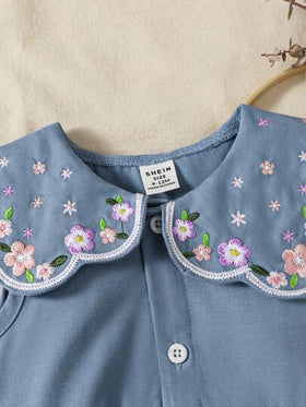 SHEIN Playful Pals رومبير رضع بناتية كاجوال للاستخدام اليومي، بياقة مكشكشة زرقاء مطرزة بزهور، بدون أكمام، مناسبة للخروجات أو الارتداء المريح والمتعدد الاستخدامات
